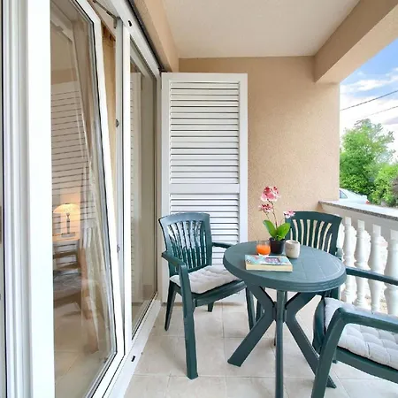 In Mit Moebliertem Balkon Šilo