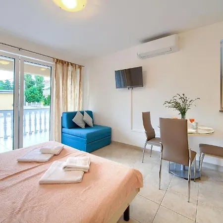 Apartman In Mit Moebliertem Balkon *